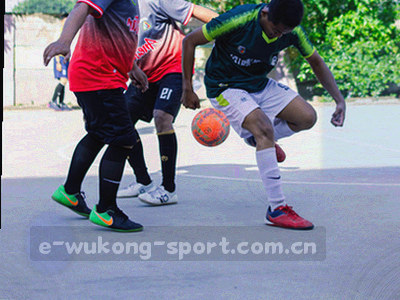 悟空体育移动端界面示意，展示版本更新后的联赛导航与球队库入口